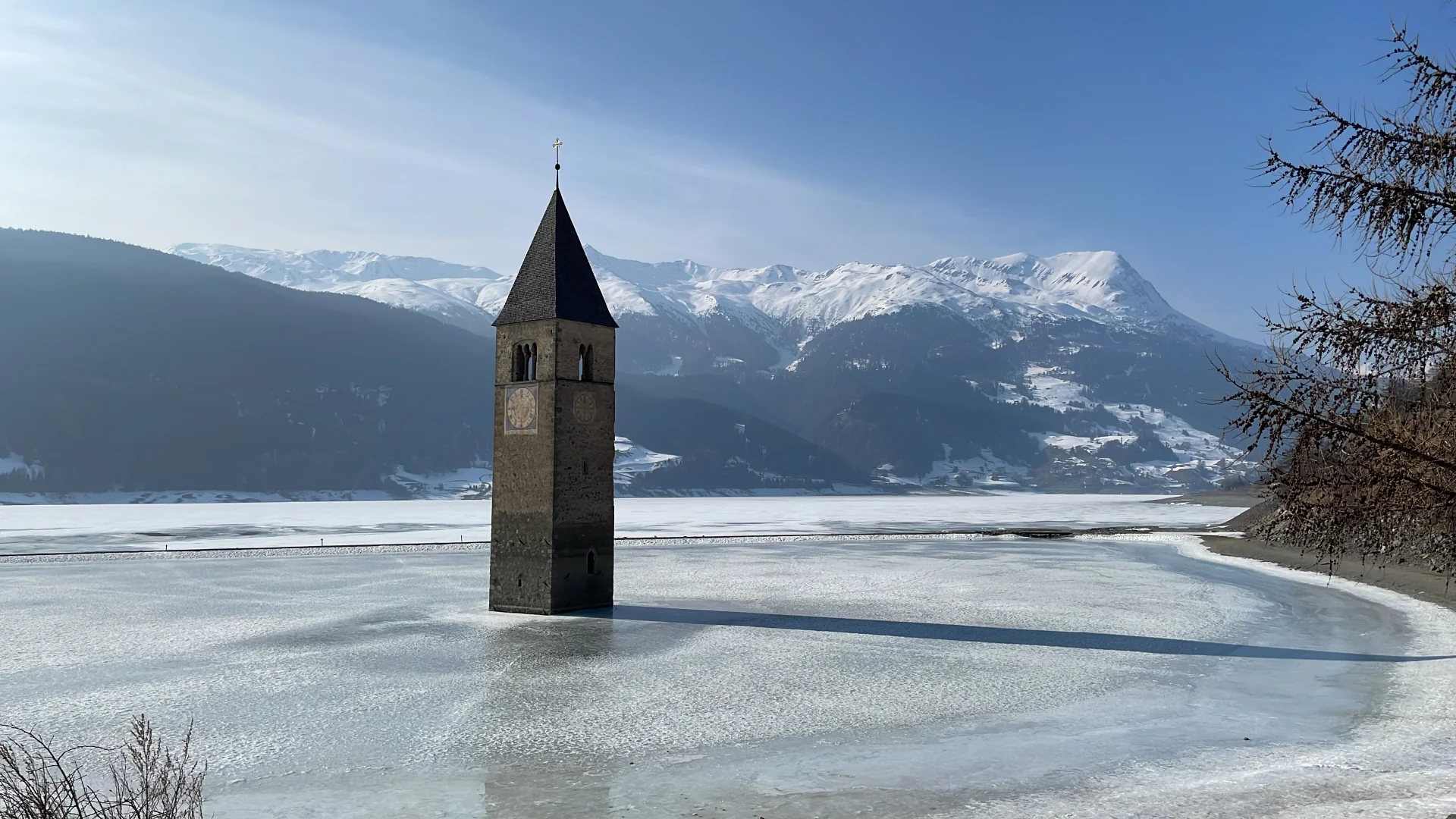 Verschneites Bergdorf in Südtirol