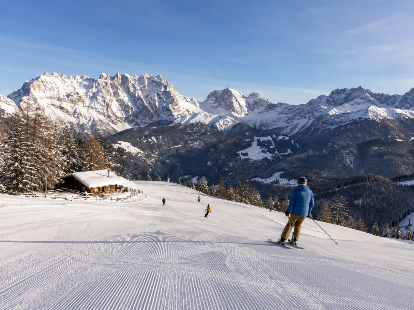 Skifahrerin auf perfekt präparierter Piste