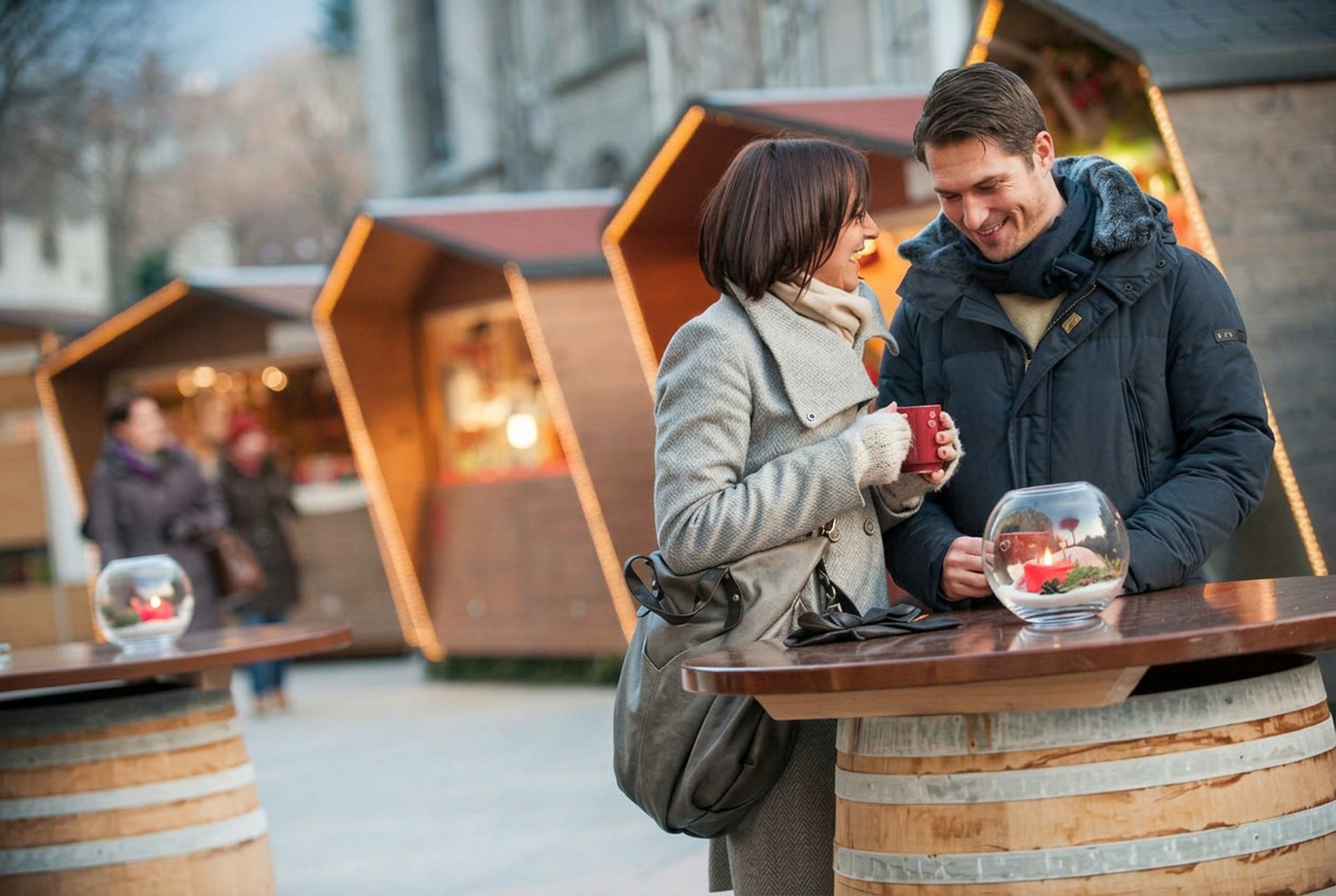 Paar mit Glühwein am Christkindlmarkt