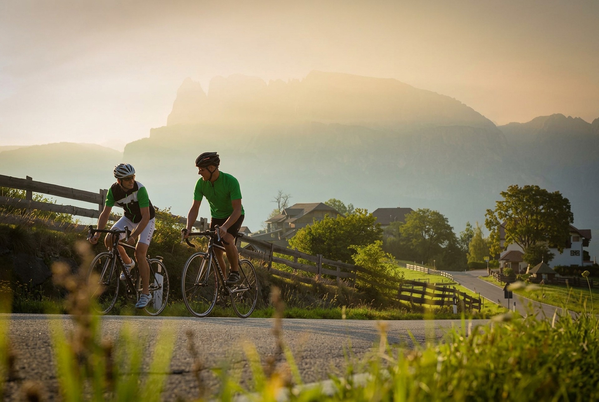 Rennradfahrer im Morgenlicht über Bozen