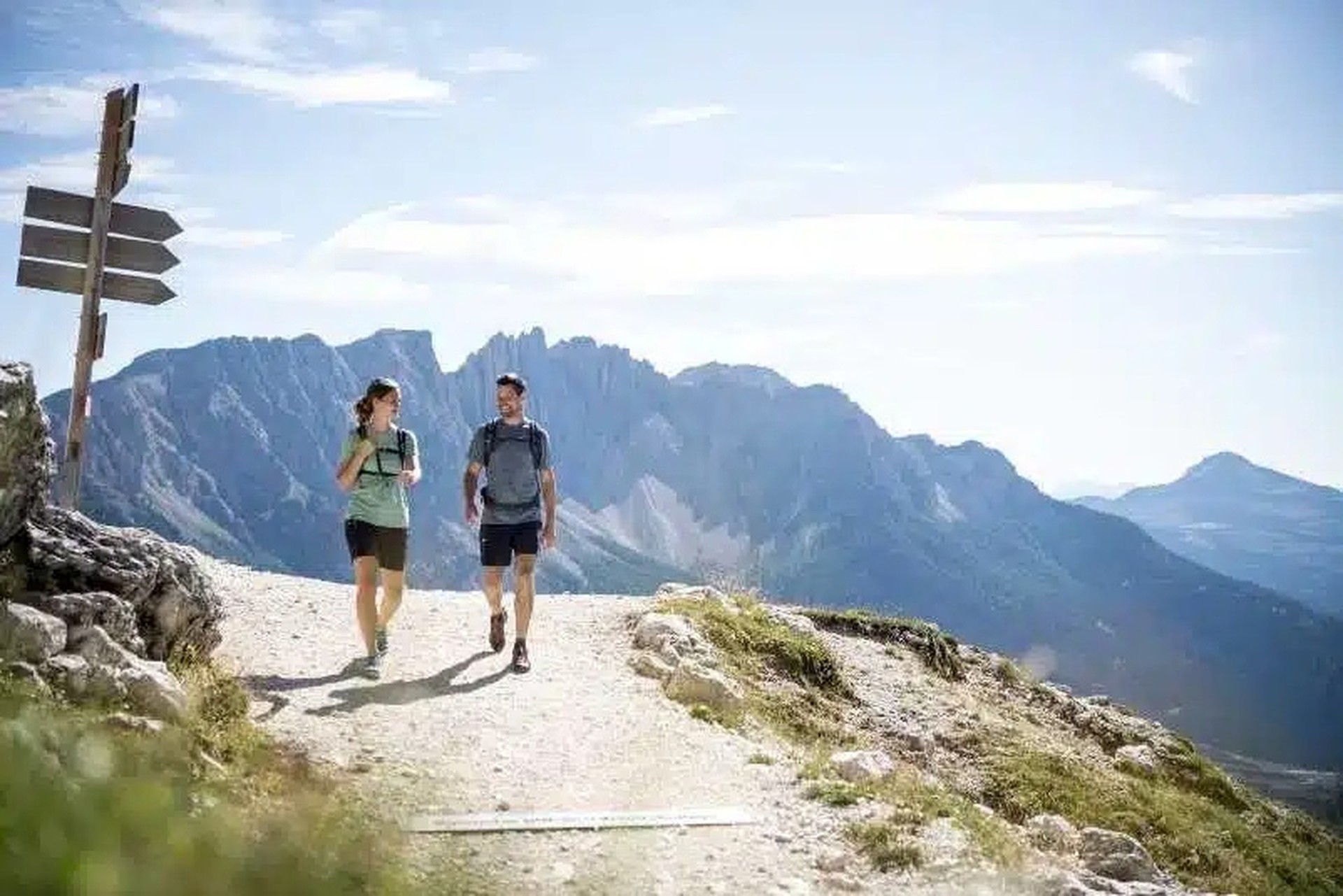 Wanderpfad mit Wegweiser über den Dolomiten
