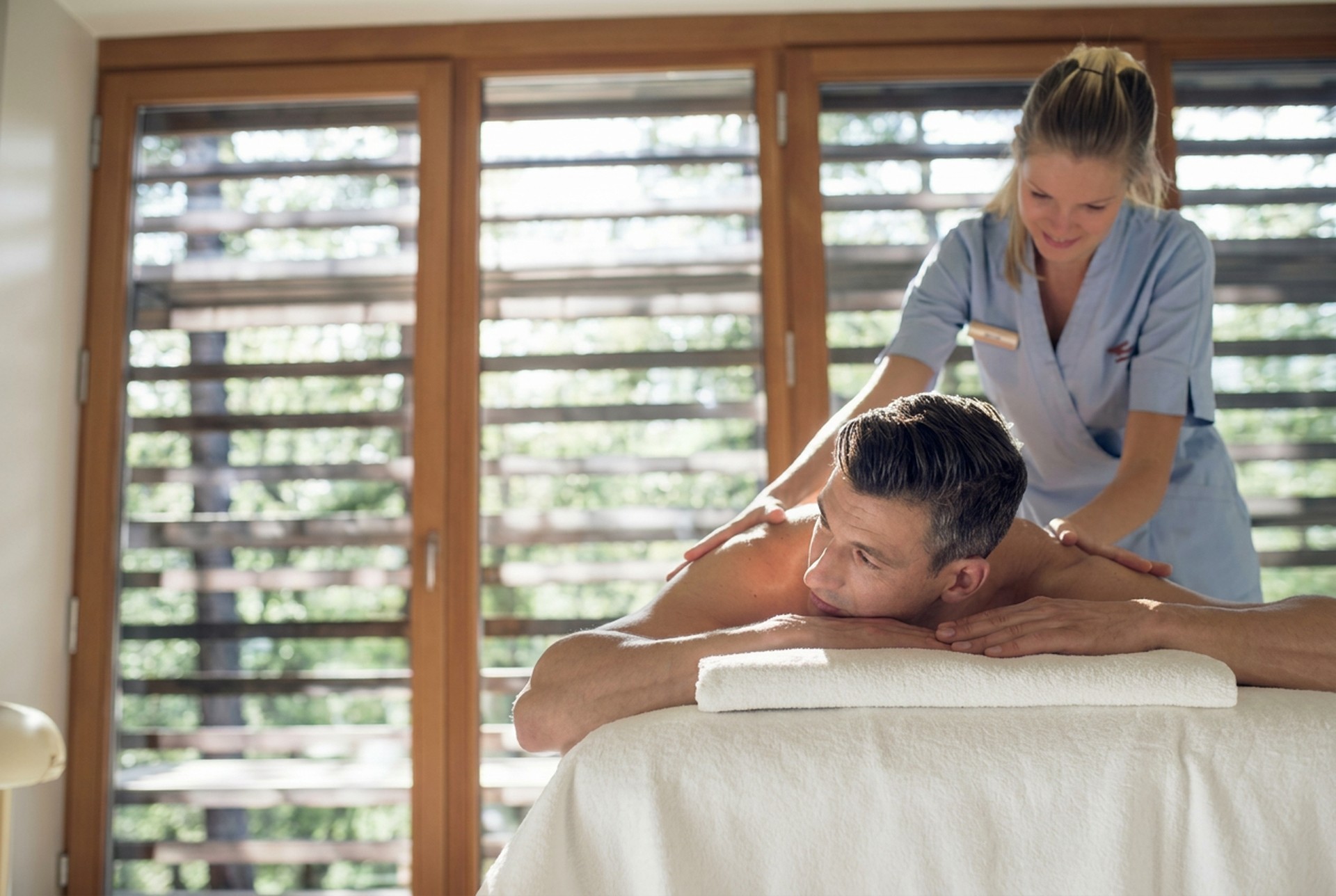 Massage in einem hellen Behandlungsraum