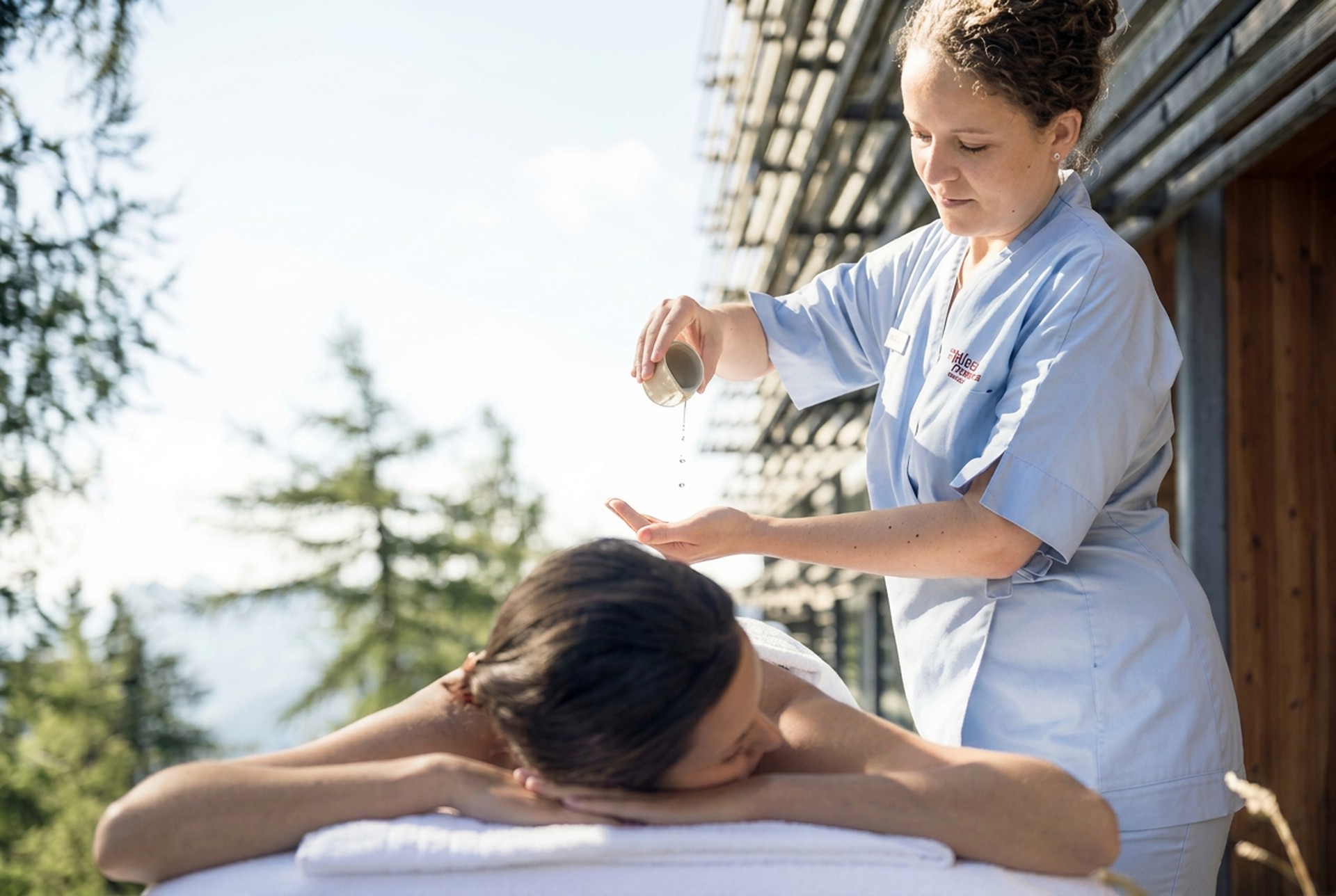 Massage auf einer Berghütte